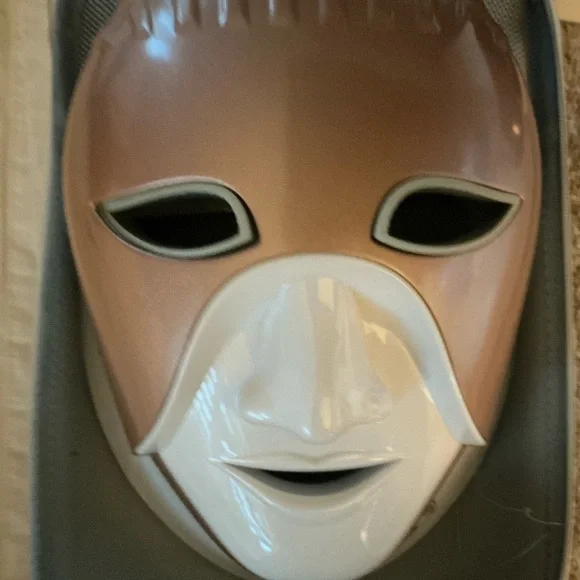 Cleopatra LED Light Therapy Facial Mask - Picture 6 of 7